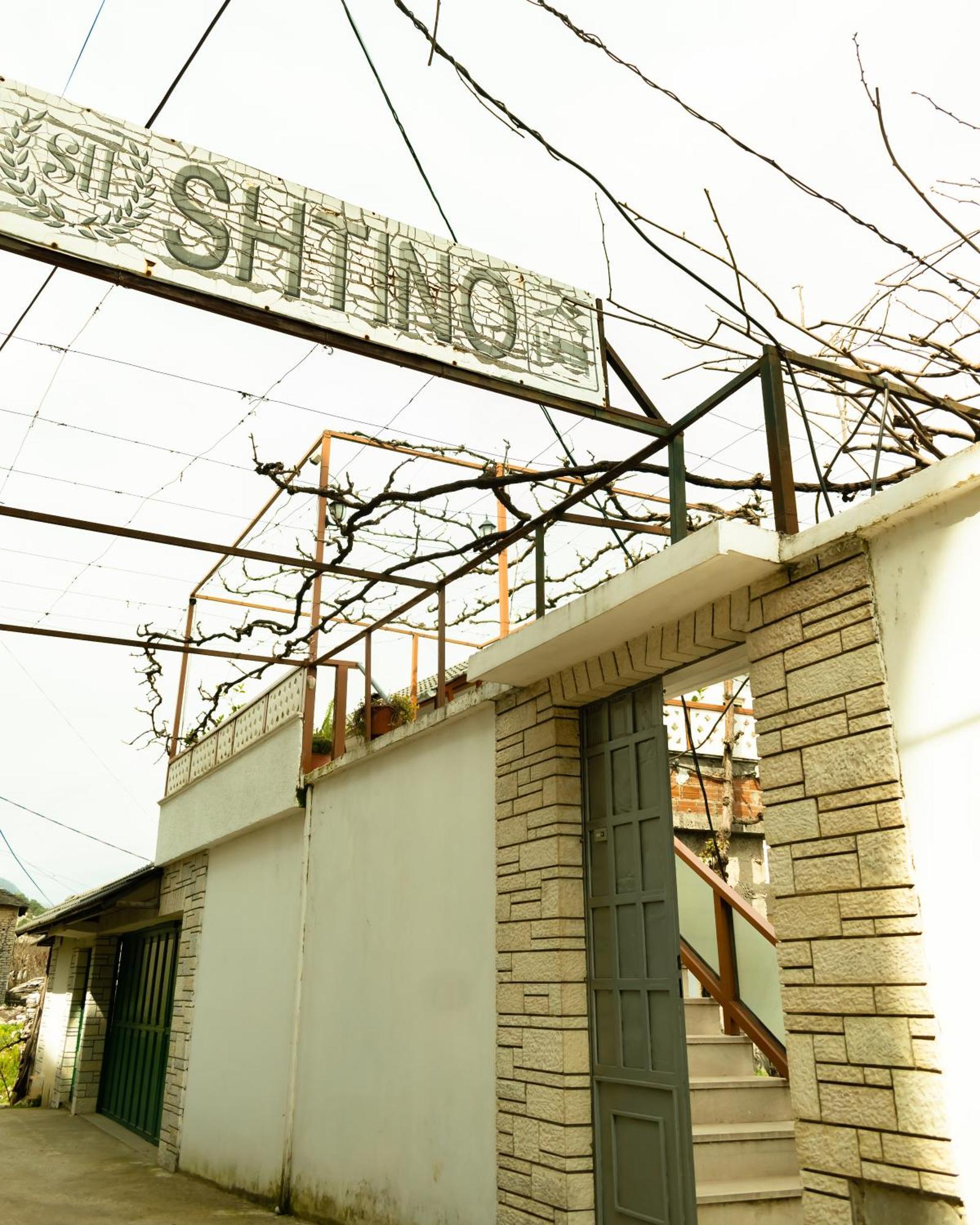 Guesthouse Shtino ジロカストラ エクステリア 写真